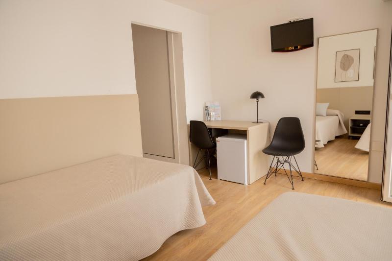Twin Room image 3