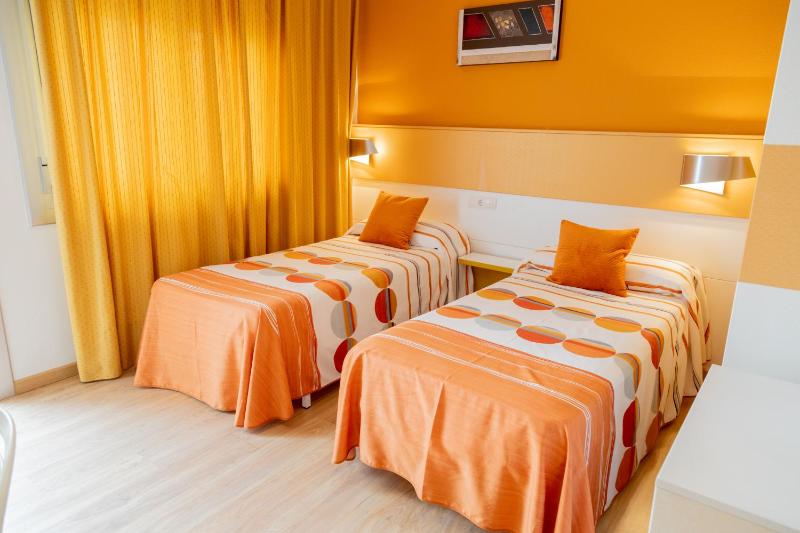 Twin Room image 4