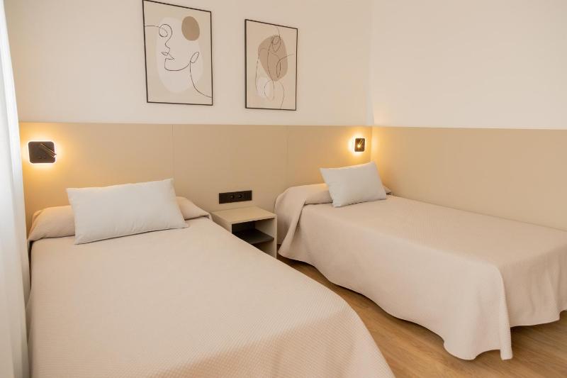 Twin Room image 1