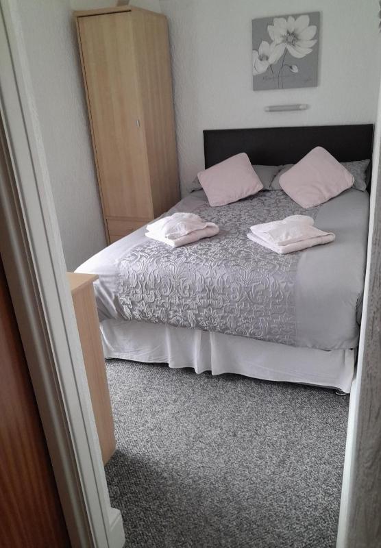 Small Double Room image 4