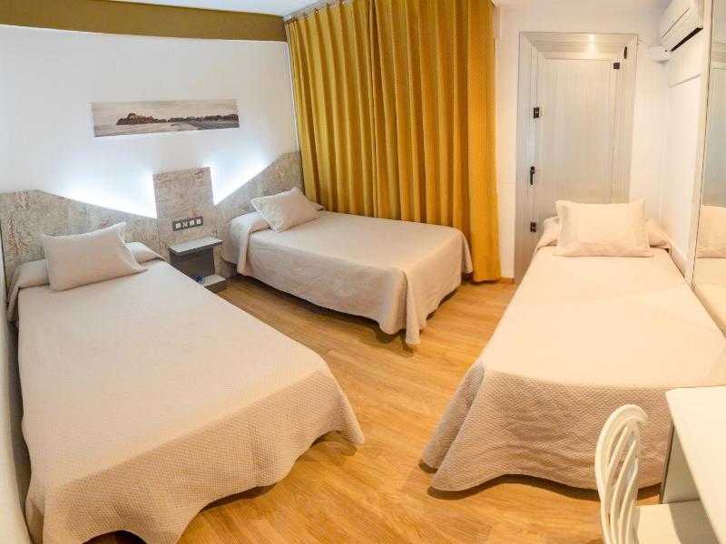 Habitación Triple (2 Adultos y 1 Niño hasta 11 años) image 1