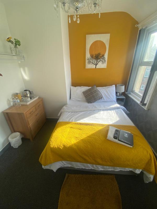 Double Room image 3