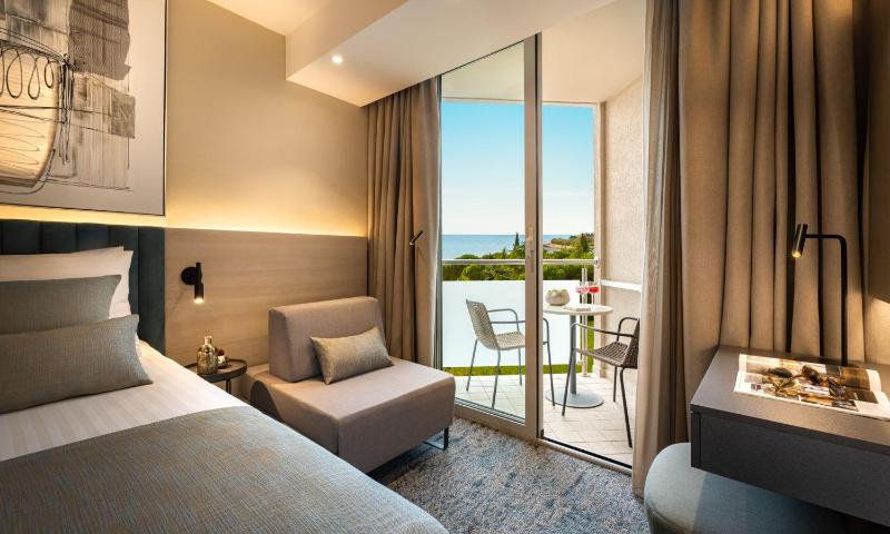 Superior double room with sea view balcony image 3