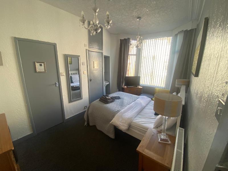 Deluxe Room image 3