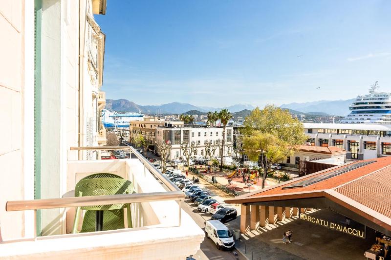 Double Room with Balcony and Sea View image 3