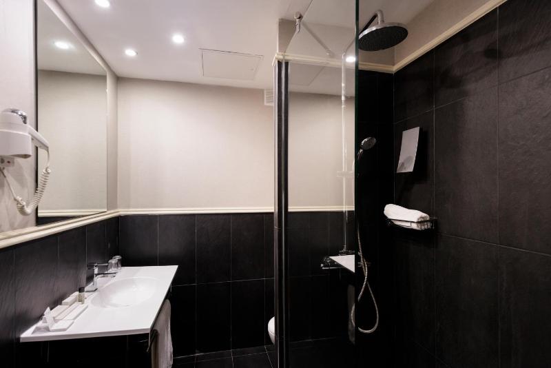 Double or Twin Room image 3