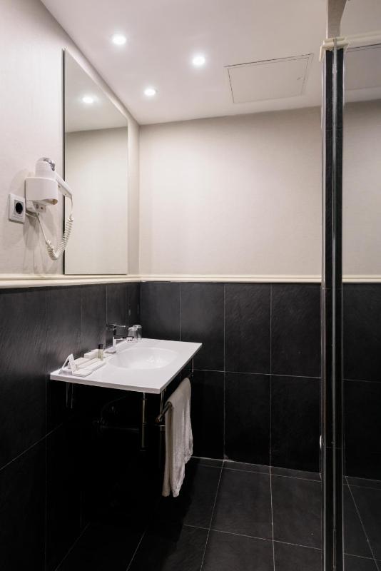 Double or Twin Room image 2