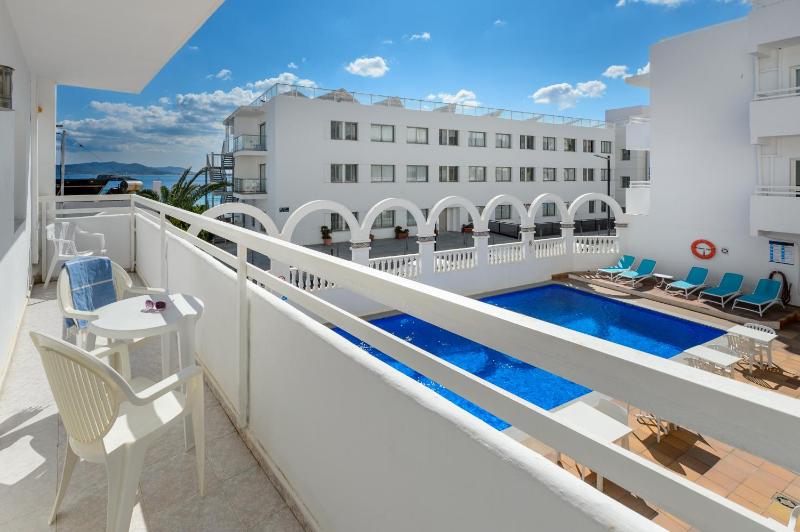 One-Bedroom Apartment with Sea View image 4