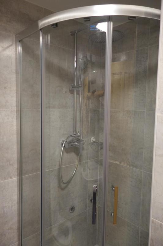 Twin Room with Shared Bathroom image 2