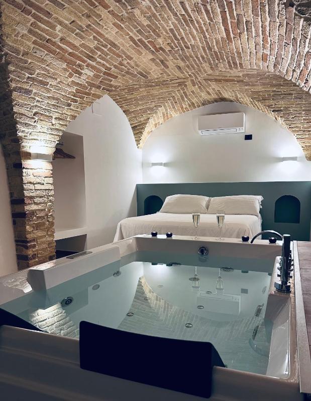 Suite with Spa Bath image 1