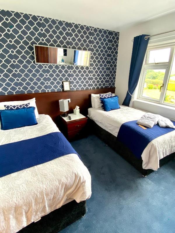 Twin Room with Shared Bathroom image 4