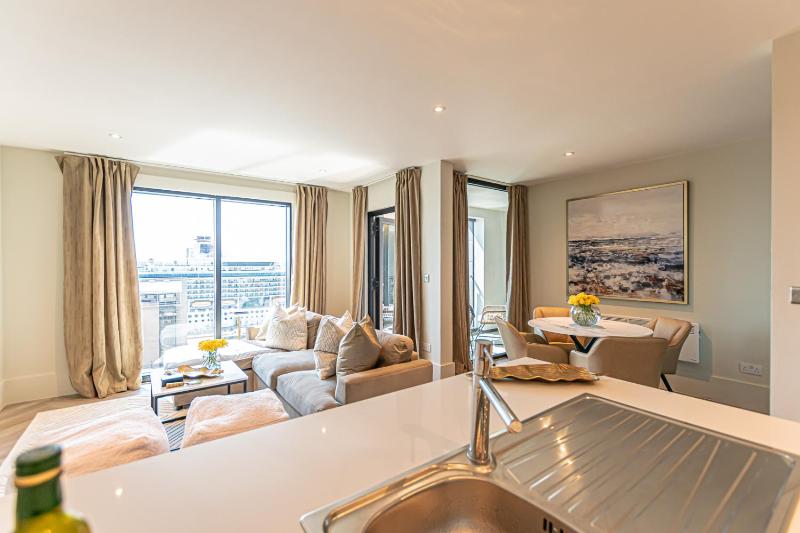 Two Bedroom Apartment with Balcony and River View image 4