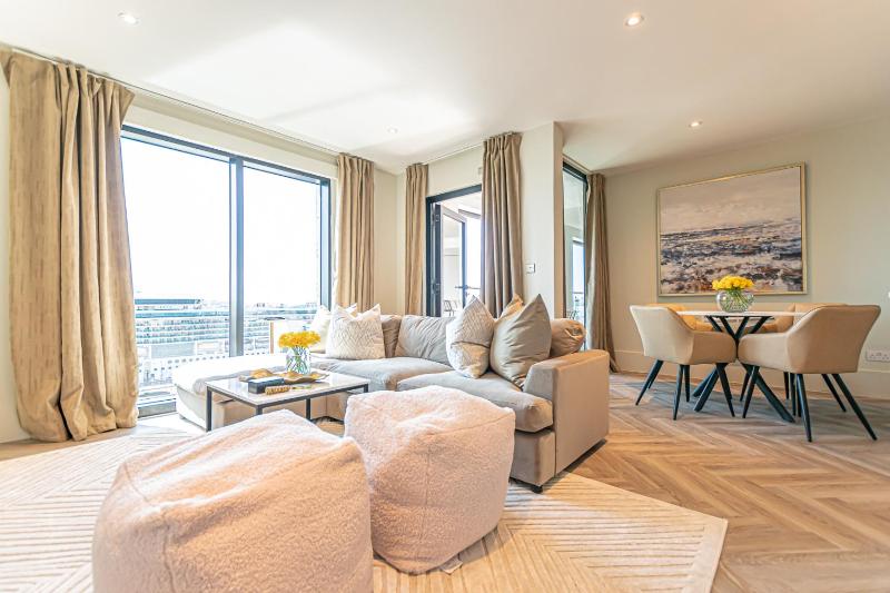 Two Bedroom Apartment with Balcony and River View image 3