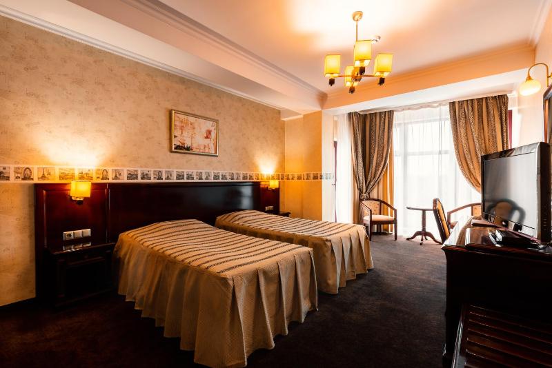 Standard Twin Room image 3