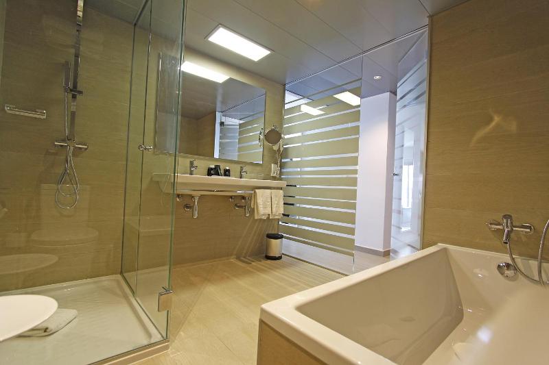 Junior Suite with Sea View image 3