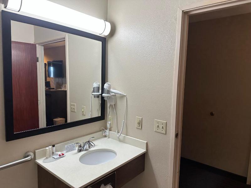 King Room with Bath Tub - Mobility Accessible/Non-Smoking image 2