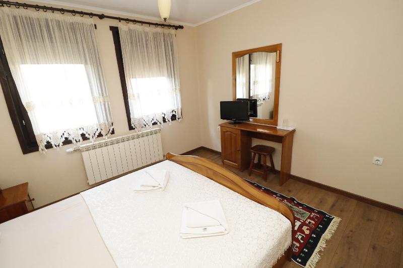 Double Room with Garden View image 3