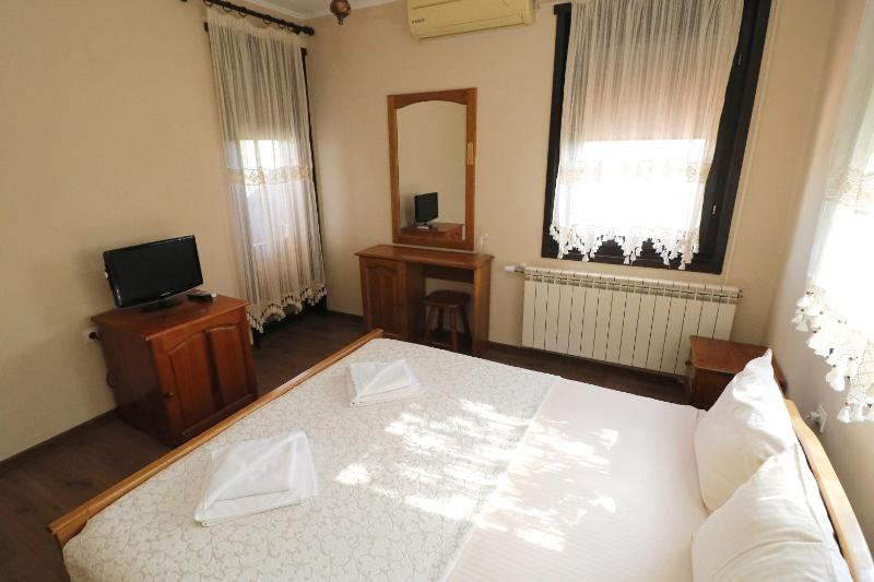 Double Room with Balcony image 4