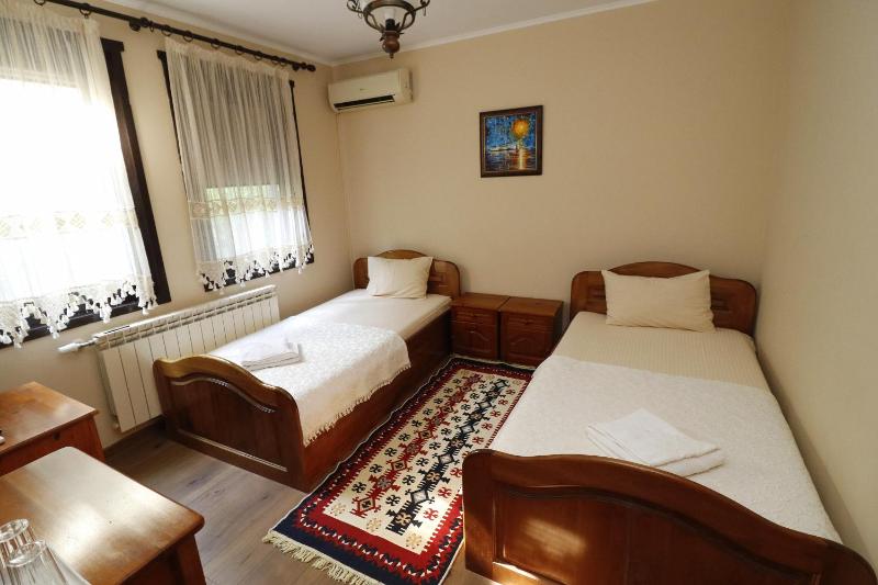 Twin Room with Private Bathroom image 3