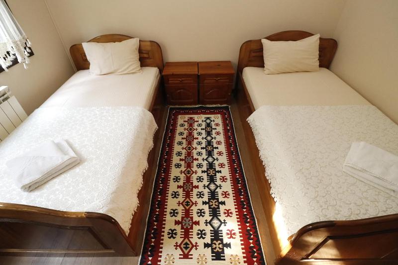 Twin Room with Private Bathroom image 2