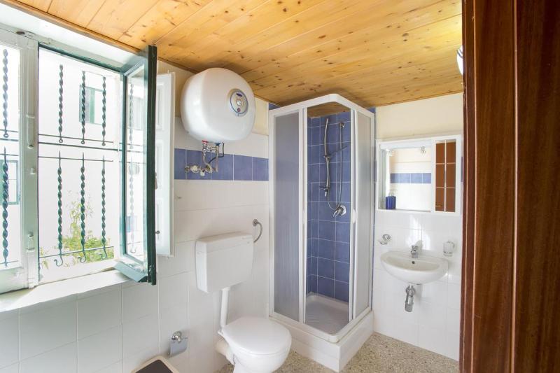 Luxury Three-Bedroom Apartment image 3