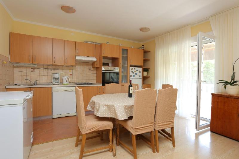 Holiday house with a parking space Kastel Stafilic Kastela - 21506 - image 7