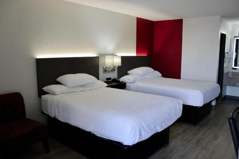 Double Room with Two Double Beds - Mobility Access/Non-Smoking image 3