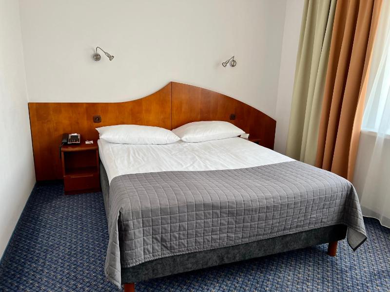 Double Room image 3