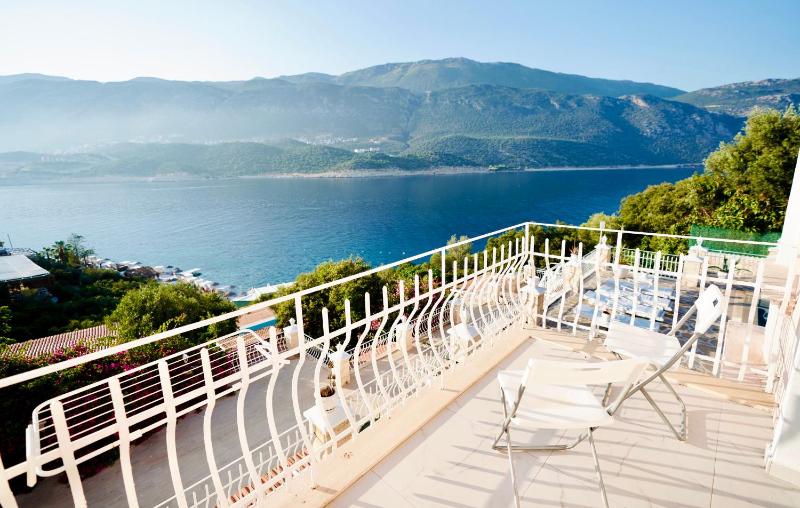 Double Room with Balcony and Sea View image 4