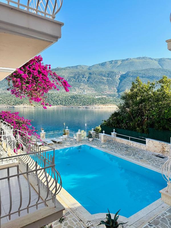 Double Room with Balcony and Sea View image 3