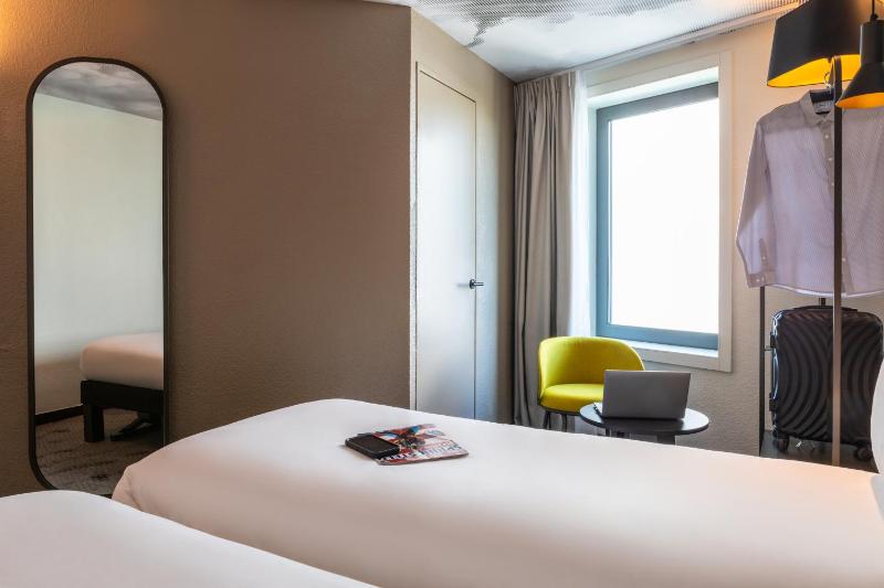 Standard Twin Room image 3