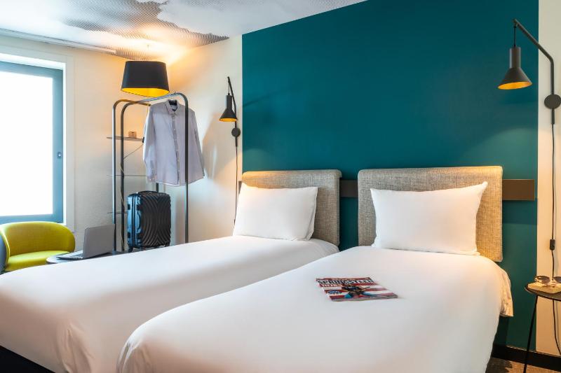 Standard Twin Room image 1