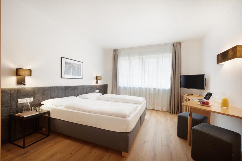 Double or Twin Room image 3