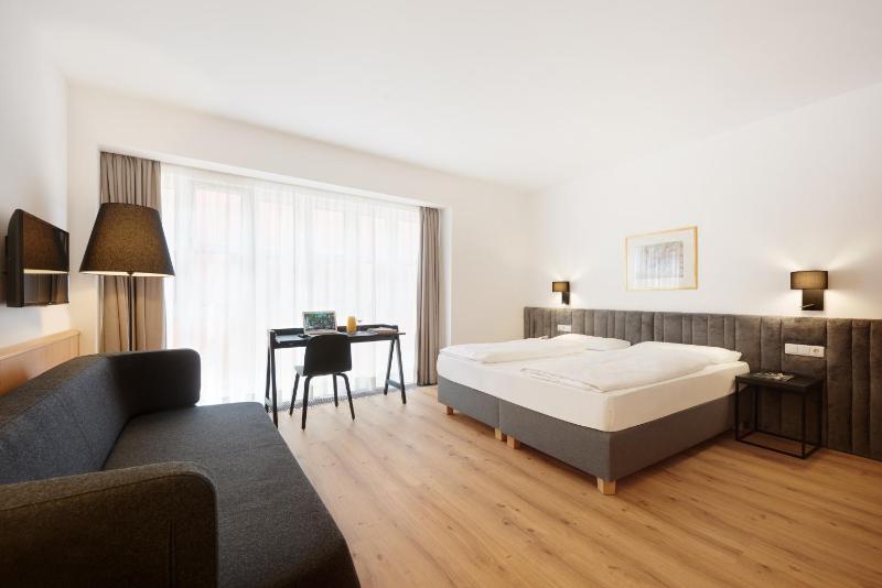 Double or Twin Room image 4
