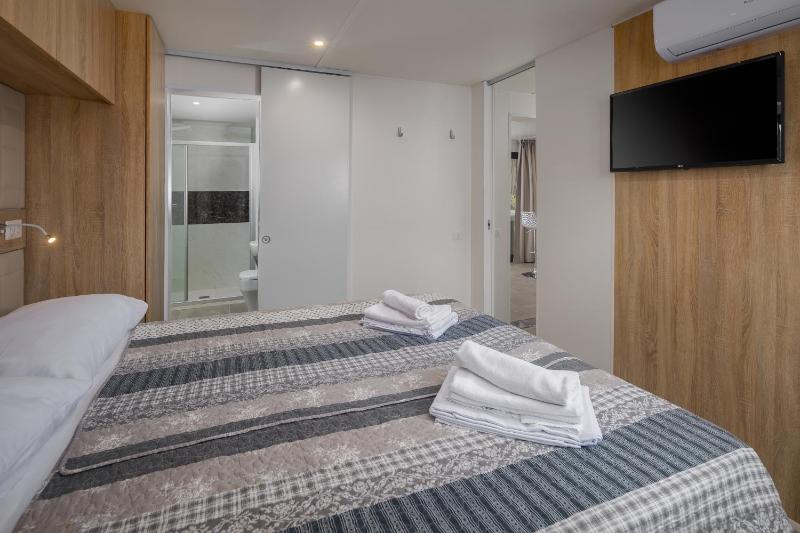 Luxury Marine Mobile Home with Private Pool and Hot Tub image 2