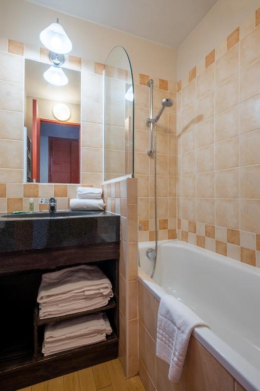 One-Bedroom Apartment with Sleeping Alcove (6 People) image 4