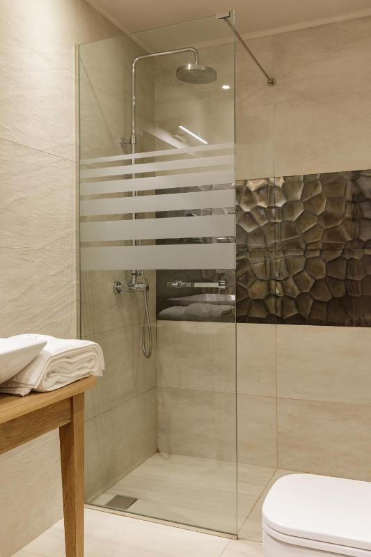 Deluxe Suite with Sea View image 3