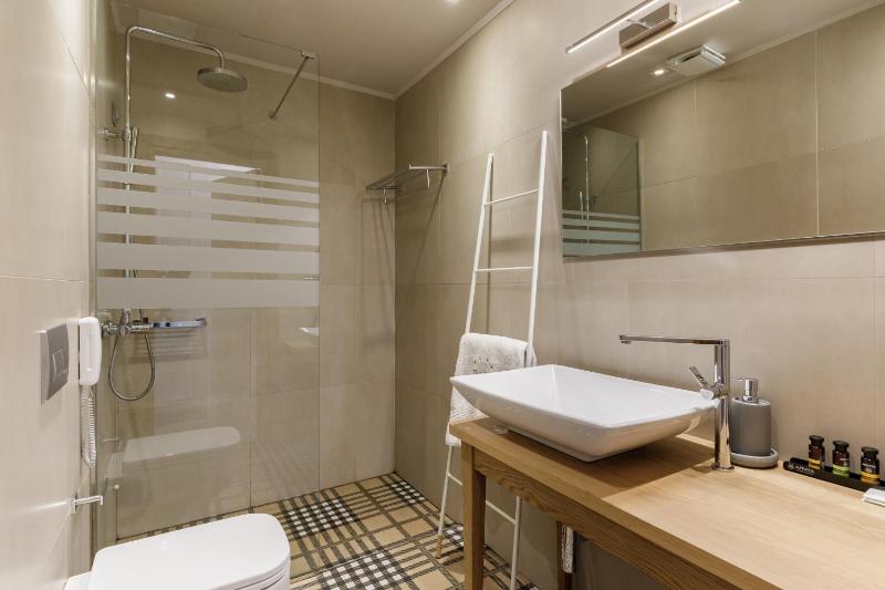 King Suite with Spa Bath image 3