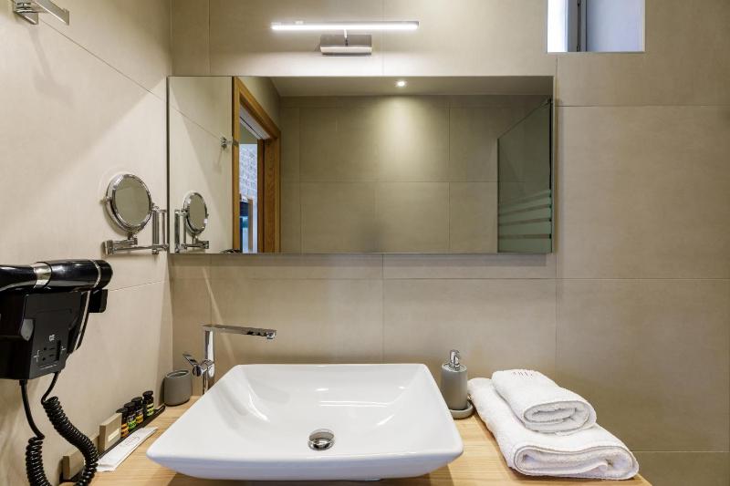 Deluxe Suite with Spa Bath image 3
