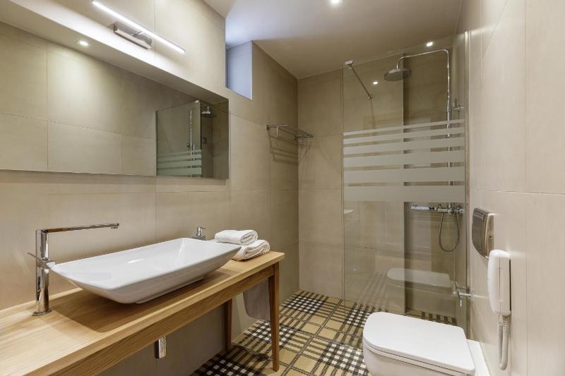 Deluxe Suite with Spa Bath image 4