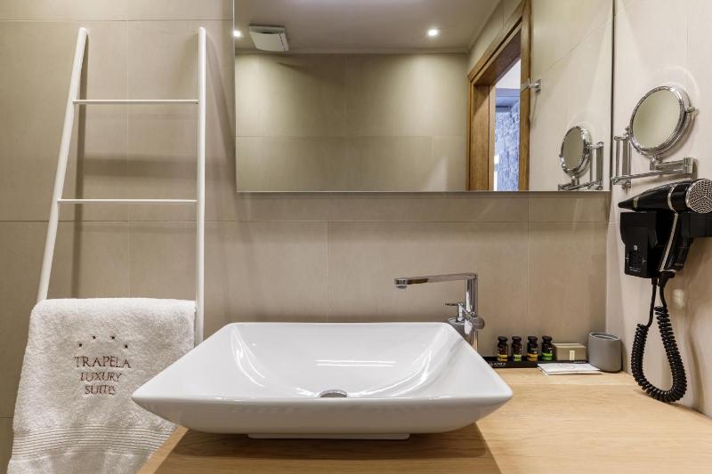 King Suite with Spa Bath image 2