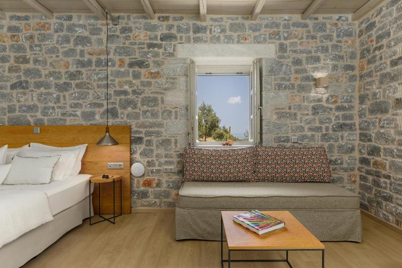 Deluxe Suite with Sea View image 4