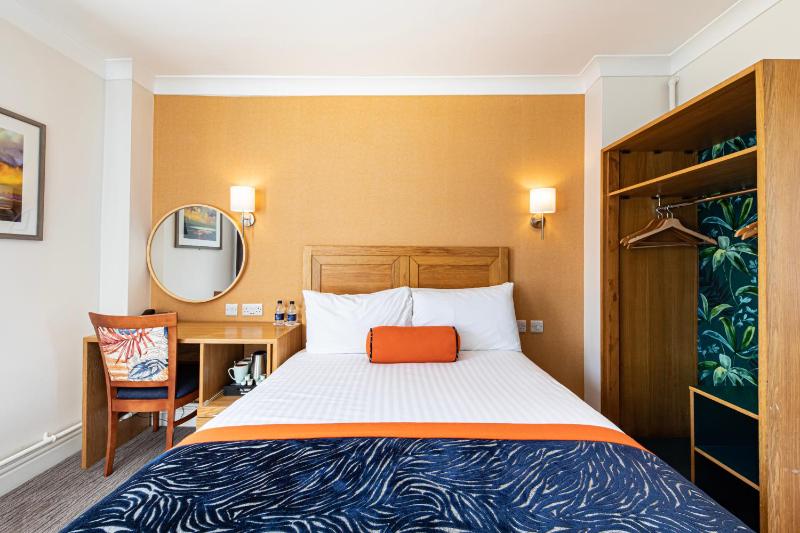 Small Double Room image 1