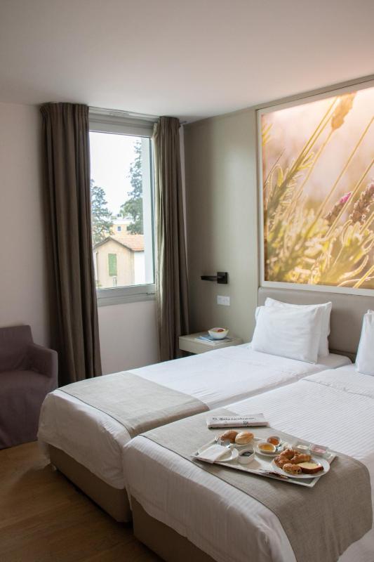 Classic Double Room image 4