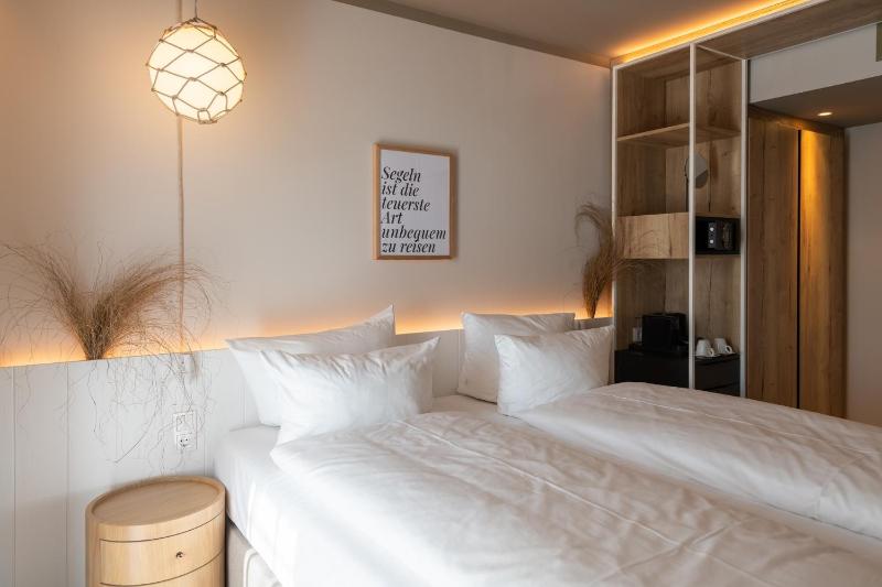 Standard Double Room image 4