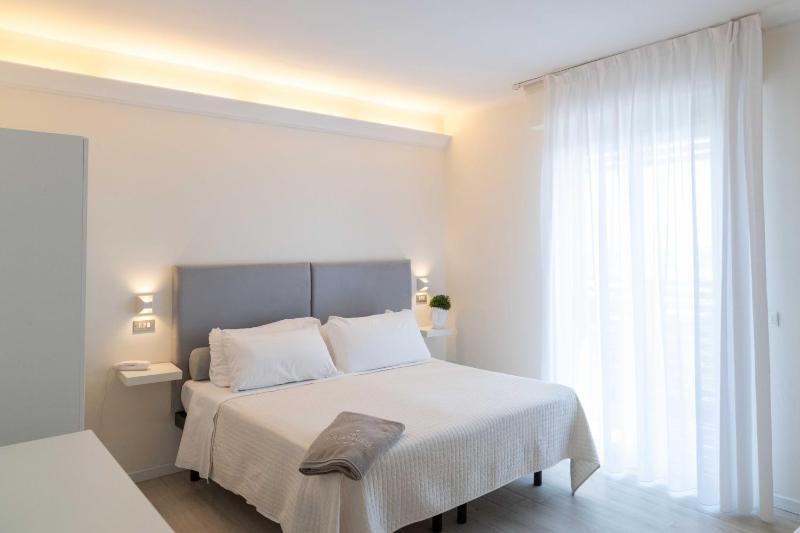 Double Room with Partial Sea View image 3