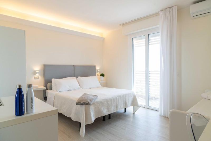 Triple Room with Sea View image 3
