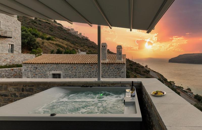 Deluxe Suite with Spa Bath image 2