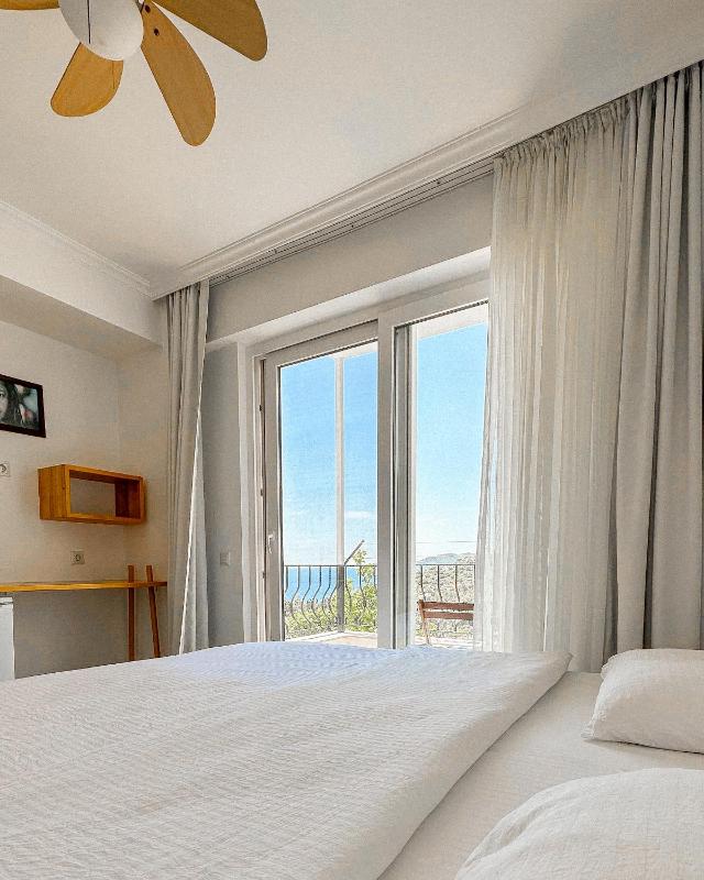 Double Room with Partial Sea View image 1