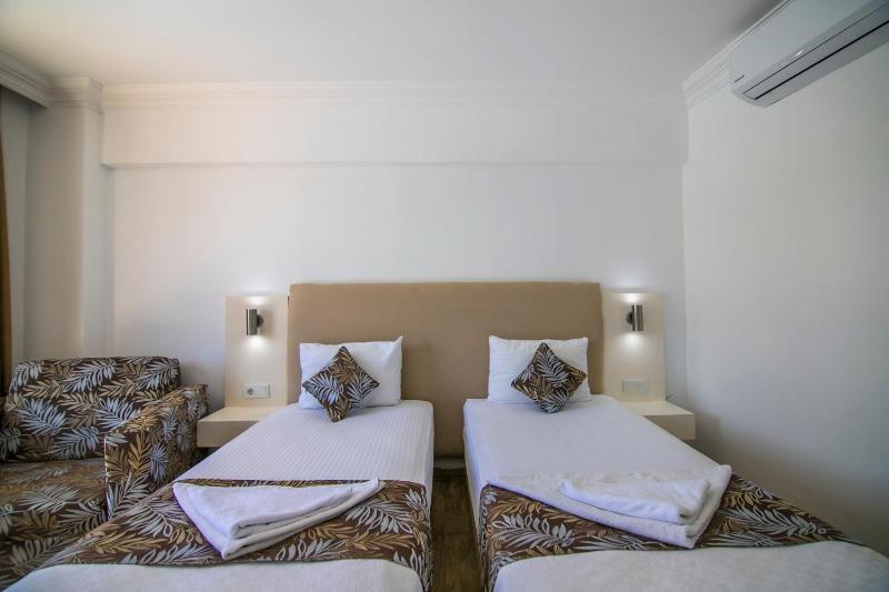 Double or Twin Room with Balcony image 4
